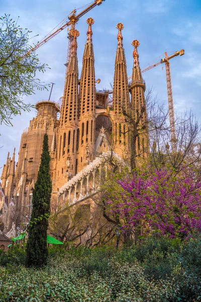 Barcelona, Katalánsko, Španělsko: Basicila a Expiatory kostel svaté rodiny, známé jako Sagrada Familia — Stock fotografie