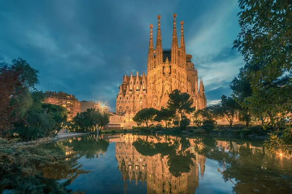 Barcelona, Cataluña, España: Basílica e Iglesia Expiatoria de la Sagrada Familia, conocida como Sagrada Familia — Foto de Stock