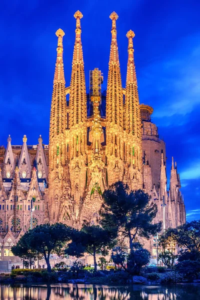 Barcelona, Katalánsko, Španělsko: Basicila a Expiatory kostel svaté rodiny, známé jako Sagrada Familia — Stock fotografie