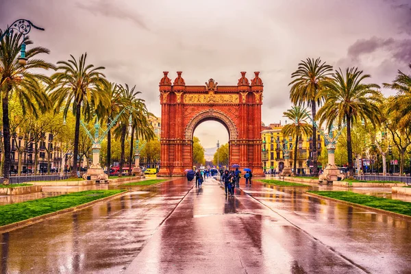 El Arco de Triunfo, Arco de Triunfo en español, un arco triunfal en la ciudad de Barcelona, en Cataluña, España —  Fotos de Stock