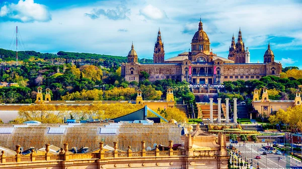 Вид сверху с воздуха на Барселону, Каталонию, Испанию. Национальный дворец Палау, Национальный художественный музей Каталонии — стоковое фото