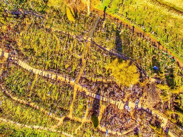 Siauliai, Lituânia: vista aérea acima de Hill of Crosses, Kryziu Kalnas . — Fotografia de Stock