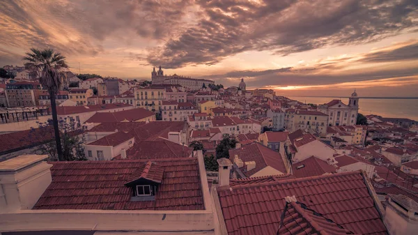 Lisboa, Portugal: vista aérea da cidade velha, Alfama — Fotografia de Stock