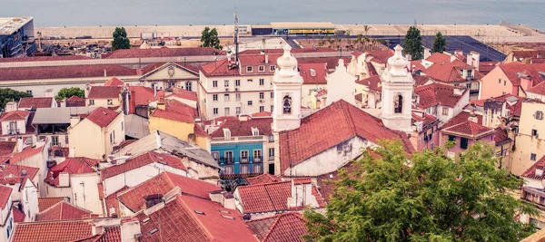 Lisabon, Portugalsko: letecký pohled na staré město, Alfama — Stock fotografie