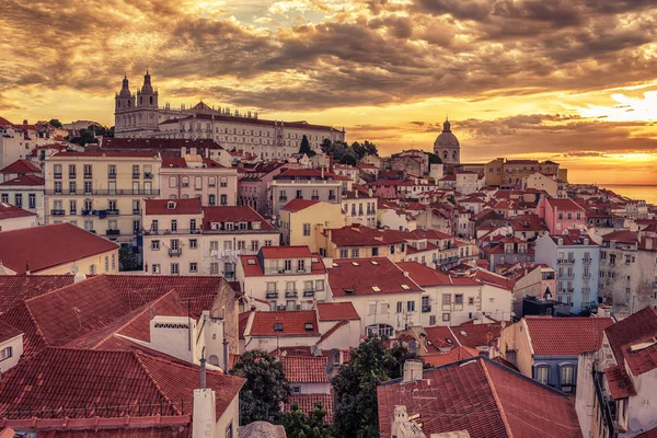 Lisboa, Portugal: vista aérea da cidade velha, Alfama — Fotografia de Stock