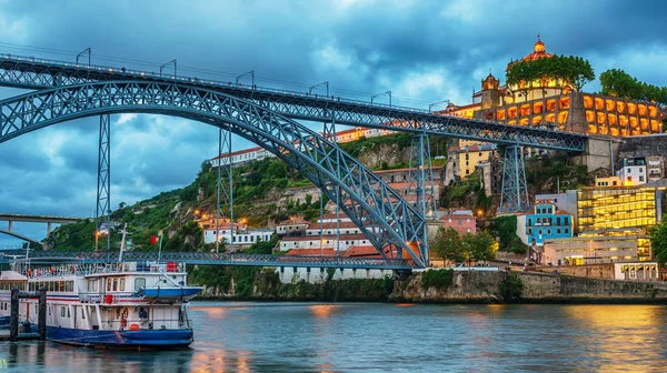 波尔图，葡萄牙： Dom 路易斯我桥和塞拉盖亚镇一边做皮拉尔修道院 — 图库照片