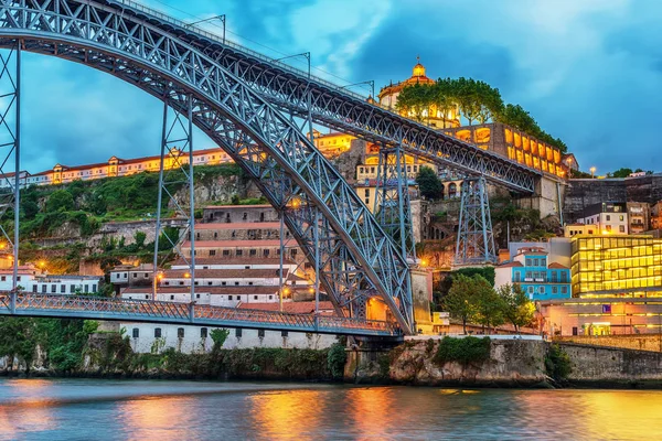 Porto, Portugal: de Dom Luis dat i brug en de Serra Pilar klooster aan de kant van de Vila Nova de Gaia — Stockfoto