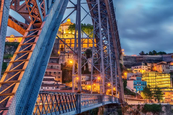 Porto, Portugal: de Dom Luis dat i brug en de Serra Pilar klooster aan de kant van de Vila Nova de Gaia — Stockfoto