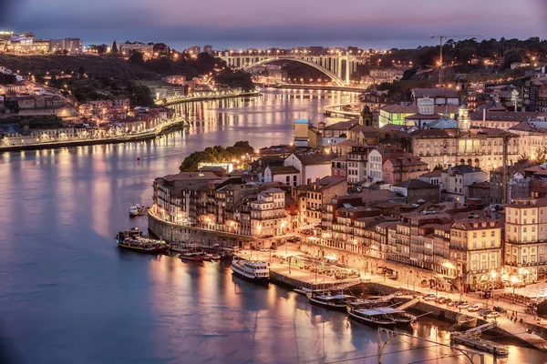 Porto, Portugal: luchtfoto van de oude stad en de rivier de Douro — Stockfoto