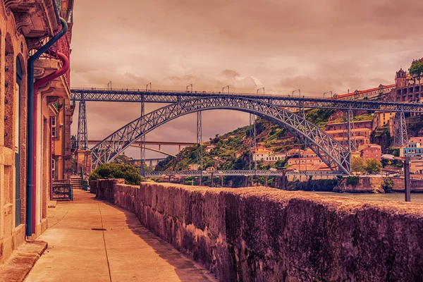 波尔图，葡萄牙︰ Dom 路易斯桥和老镇 — 图库照片