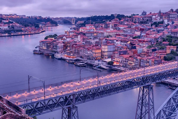 Porto, Portugal: de Dom Luis I brug en de oude stad — Stockfoto