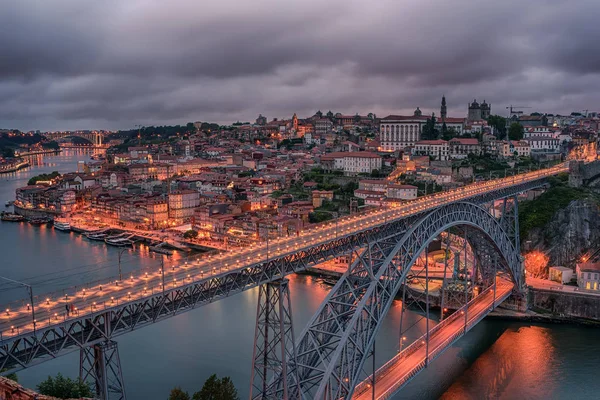 Porto, Portugal: de Dom Luis I brug en de oude stad — Stockfoto