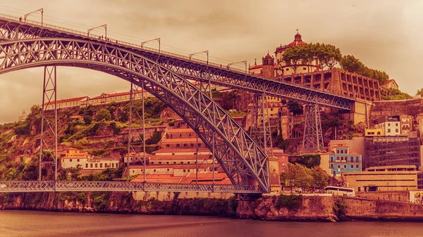 Porto, Portugal: a Ponte Dom Luis I e o Mosteiro da Serra do Pilar, do lado de Vila Nova de Gaia — Fotografia de Stock