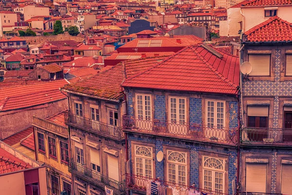 Porto, Portugal: edifício tradicional decorado com azulejo — Fotografia de Stock