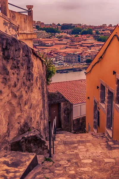 Porto, Portugal: rua estreita tradicional na cidade velha — Fotografia de Stock