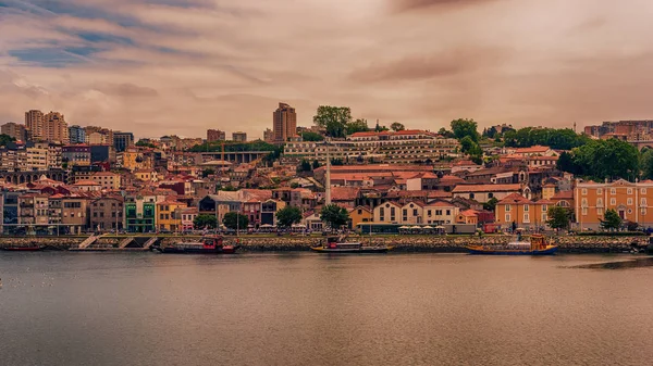 Porto, Portugal: lado Vila Nova de Gaia e rio Douro — Fotografia de Stock
