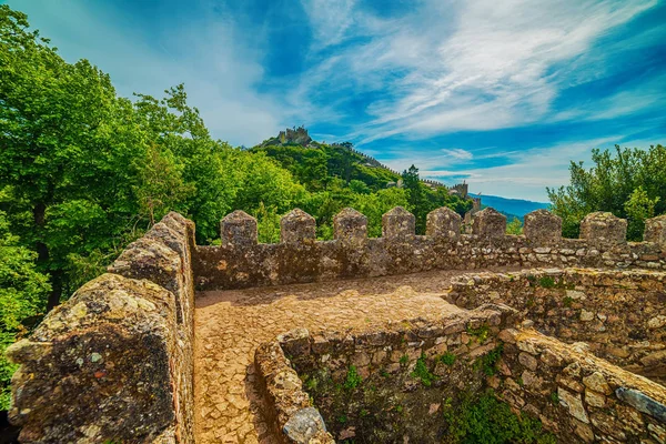Sintra, Portugal: el Castillo de los Moros, Castelo dos Mouros —  Fotos de Stock