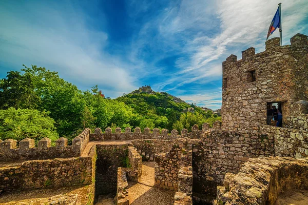 Sintra, Portugal: el Castillo de los Moros, Castelo dos Mouros — Foto de Stock