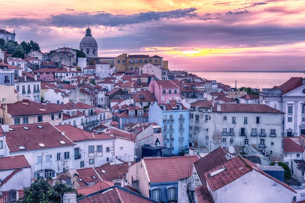 Lisboa, Portugal: vista aérea del casco antiguo, Alfama — Foto de Stock