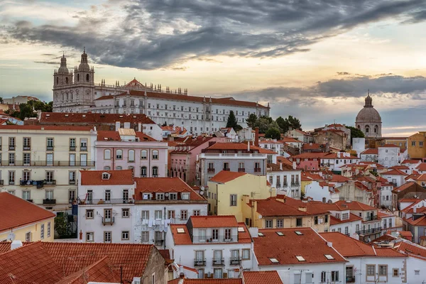 Lisboa, Portugal: vista aérea da cidade velha, Alfama — Fotografia de Stock