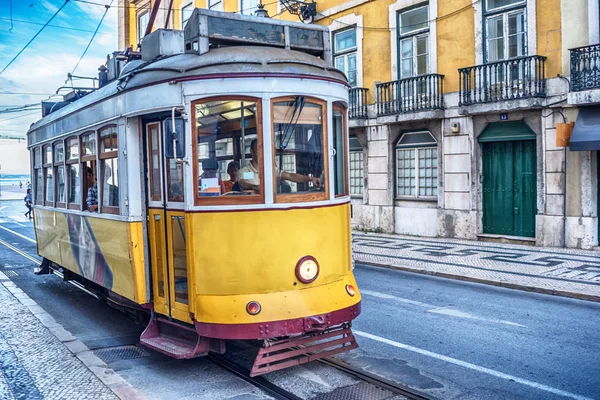 Lisabon, Portugalsko: tramvaje na starém městě — Stock fotografie