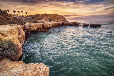 Algarve, Portekiz: Albufeira sahil kayalarda