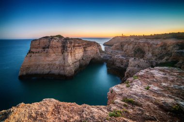 Portekiz: güzel kayalar sahil Algarve'deki/daki oteller