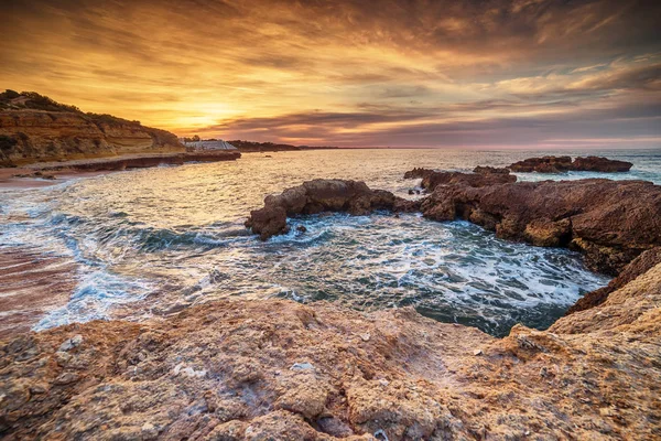 Algarve, Portekiz: Albufeira sahil kayalarda — Stok fotoğraf