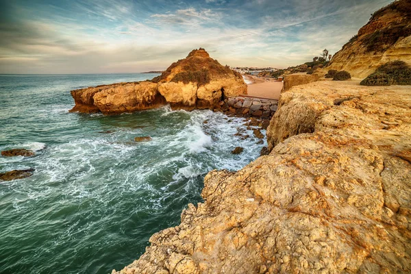 Algarve, Portekiz: Albufeira sahil kayalarda — Stok fotoğraf