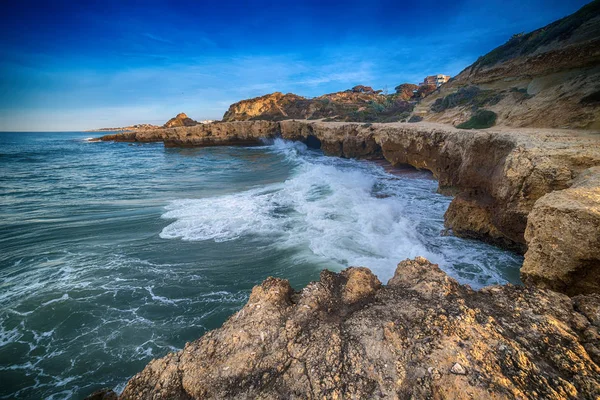 Algarve, Portekiz: Albufeira sahil kayalarda — Stok fotoğraf