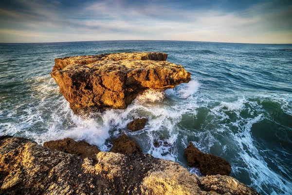 Algarve, Portekiz: Albufeira sahil kayalarda — Stok fotoğraf