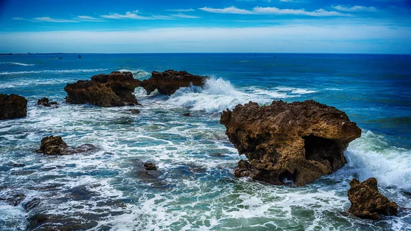 Algarve, Portekiz: Albufeira sahil kayalarda — Stok fotoğraf