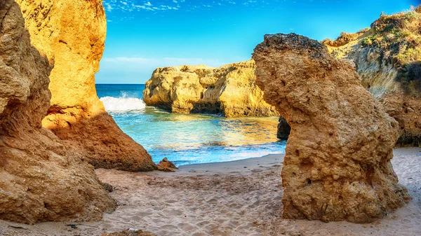 Portekiz: güzel kayalar sahil Algarve'deki/daki oteller — Stok fotoğraf
