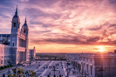 Madrid, İspanya: Saint Mary Ryoal La Almudena Katedrali