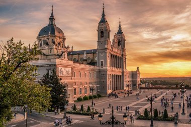 Madrid, İspanya: Saint Mary Ryoal La Almudena Katedrali