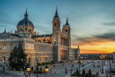 Madrid, İspanya: Saint Mary Ryoal La Almudena Katedrali
