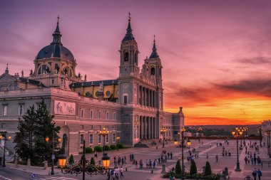 Madrid, İspanya: Saint Mary Ryoal La Almudena Katedrali
