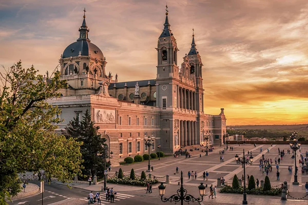 Madrid, spanien: die kathedrale der heiligen maría ryoal la almudena — Stockfoto