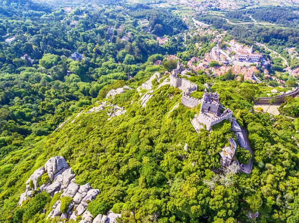 Синтра, Португалия: вид с высоты птичьего полета на замок мавров Каштелу-душ-Фалуш, расположенный рядом с Лисбоном — стоковое фото