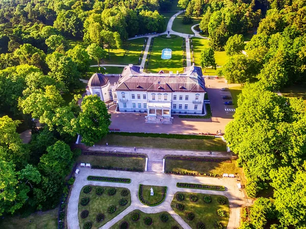 帕兰加，立陶宛： 无人机的鸟瞰图琥珀博物馆在 formertiskeviciai，Tyszkevicz 宫包围帕兰加植物园 — 图库照片