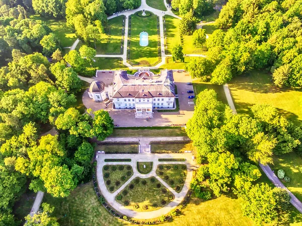 Palanga, Lituania: vista aérea del Museo del Ámbar en el antiguo Tiskeviciai, Palacio de Tyszkevicz rodeado por el Jardín Botánico de Palanga — Foto de Stock