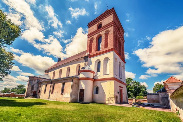 Wit-Rusland: Katholieke kerk van St. Nicolas in Mir — Stockfoto