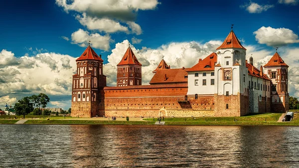 Bielorrusia: Castillo de Mir en verano — Foto de Stock