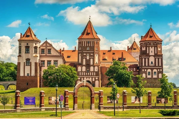 Bielorrusia: Castillo de Mir en verano — Foto de Stock