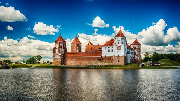 Białoruś: Zamek w Mirze latem — Zdjęcie stockowe
