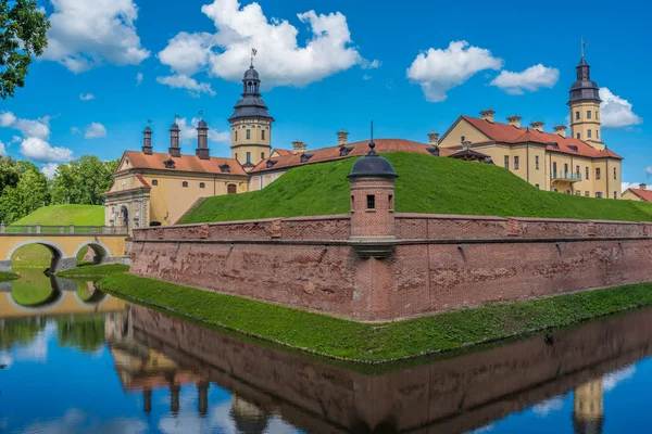 Bielorrússia: Niasvish, Nesvizh, Nesvyziaus, Nieswiezu castelo residencial no verão — Fotografia de Stock