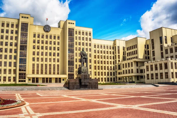 Minsk, Vitryssland: de Independence Square och staty av Lenin som väntar på att tas bort — Stockfoto