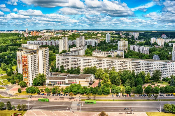 Minsk, Bielorrusia: casas multialmacenadas en la parte nueva de la ciudad — Foto de Stock