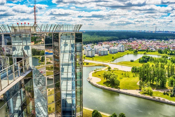 Minsk, Bielorrússia: casas multi-armazenadas em nova parte da cidade — Fotografia de Stock