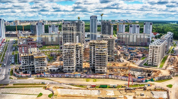 Minsk, Belarus: costruzione di case multi-immagazzinate in nuova parte della città — Foto Stock